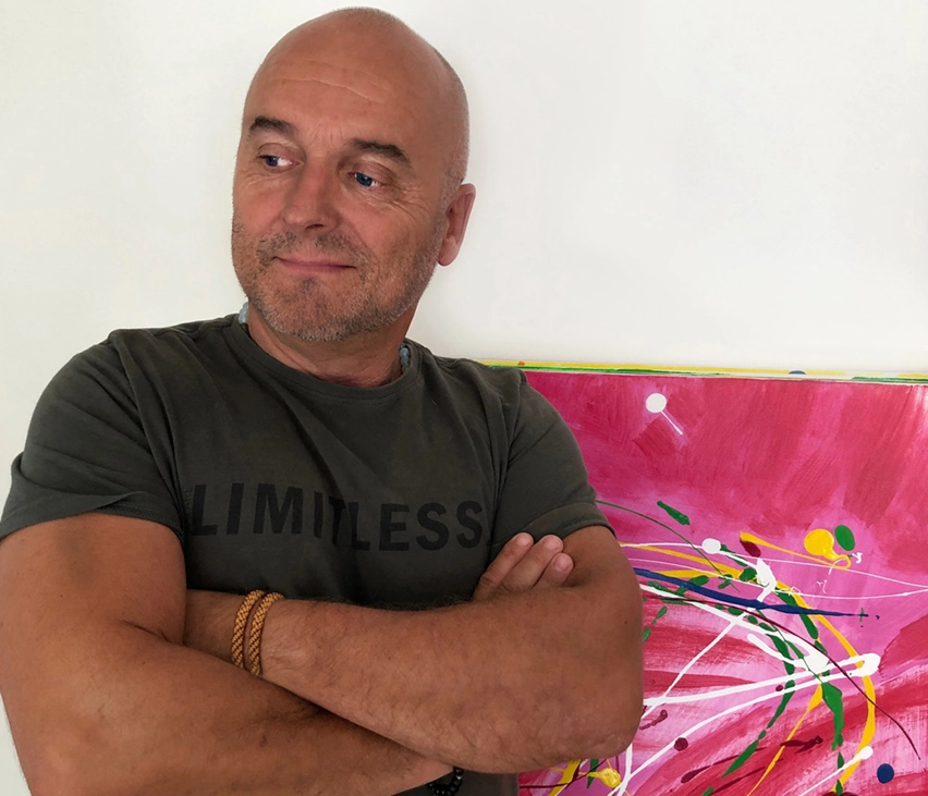 Jeg fusionerer kunsten med kommunikationen som jo er min baggrund, og maler store malerier med virksomheders værdier på - det er mit speciale